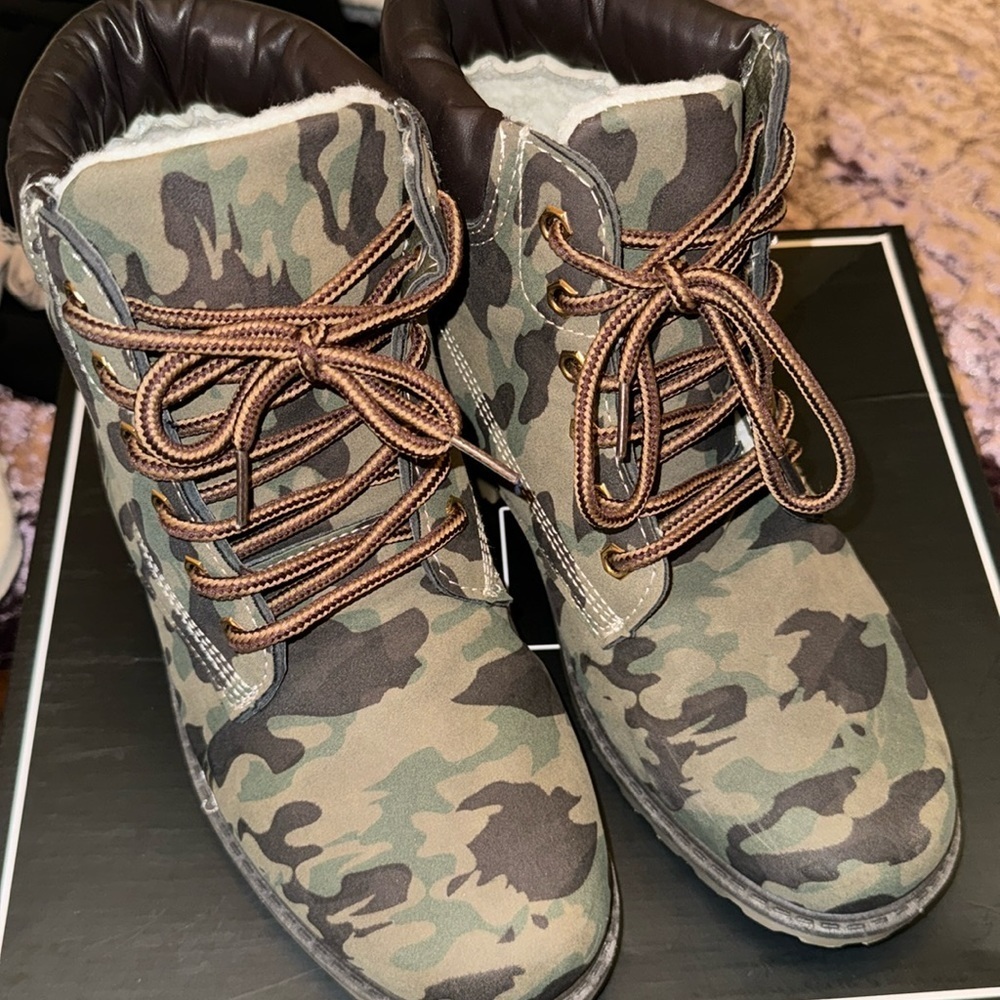 BOOTS BRAND NEW
